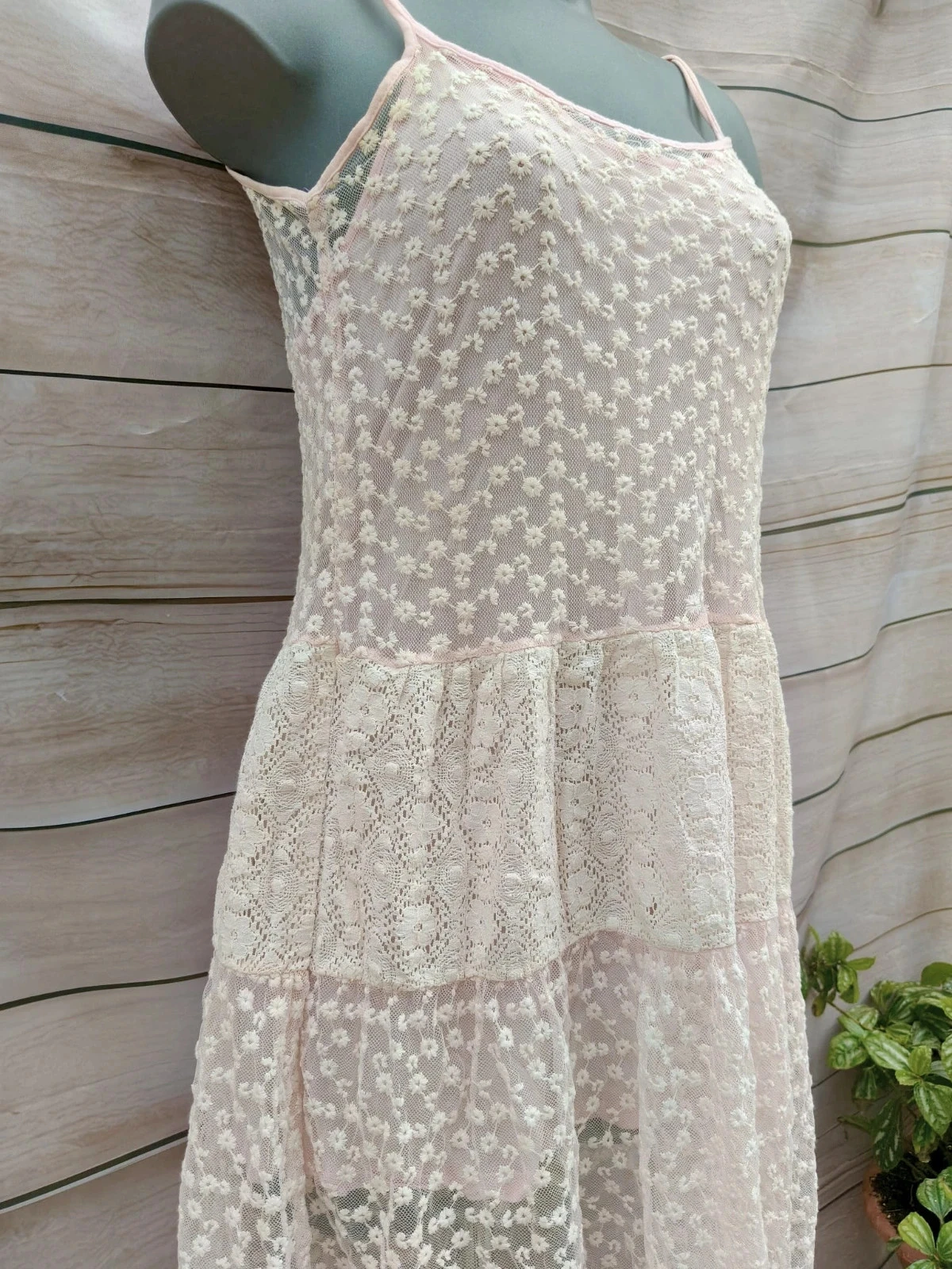 Vestido rosa em pó de renda e tule com flores bordadas – Tamanho S/M – photo 3